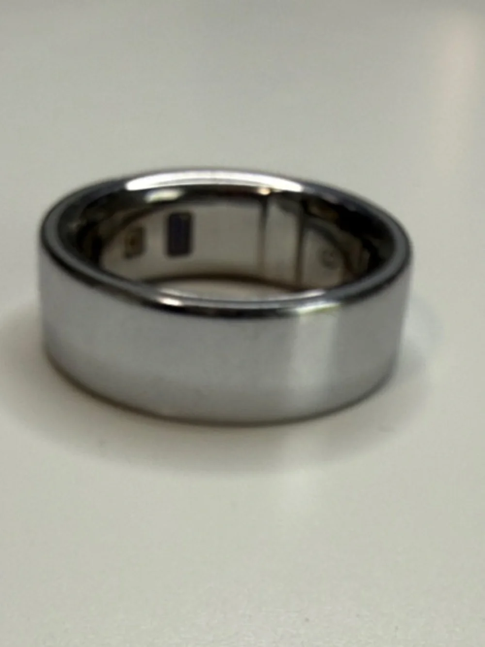 Oura Ring 4 Silver with Smart Ring Charger Dock